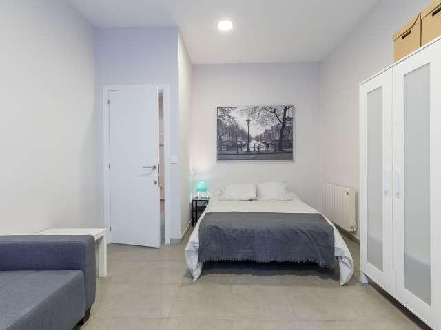 Se alquila habitación en apartamento de 5 dormitorios en L'Eixample