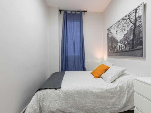 Se alquila habitación en apartamento de 5 dormitorios en L'Eixample
