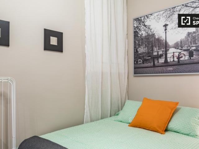 Se alquila habitación en apartamento de 5 dormitorios en L'Eixample