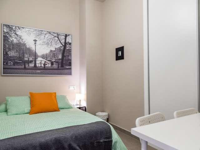 Se alquila habitación en apartamento de 5 dormitorios en L'Eixample