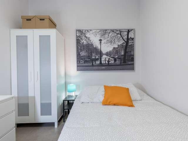 Se alquila habitación en apartamento de 5 dormitorios en L'Eixample