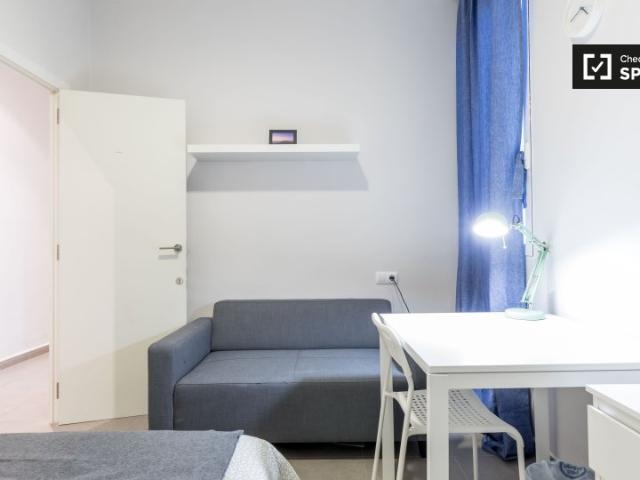 Se alquila habitación en apartamento de 5 dormitorios en L'Eixample