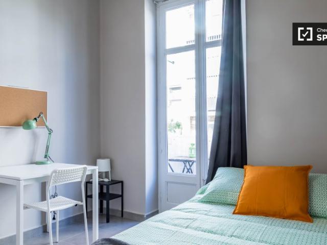 Se alquila habitación en apartamento de 5 dormitorios en L'Eixample