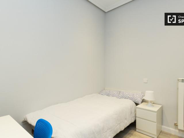 Se alquila habitación en apartamento de 5 dormitorios en Malasaña, Madrid