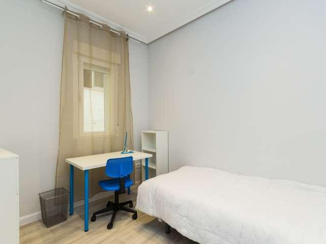 Se alquila habitación en apartamento de 5 dormitorios en Malasaña, Madrid