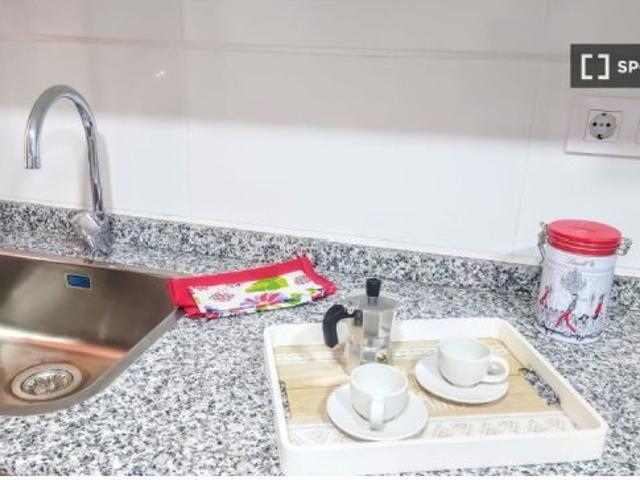 Se alquila habitación en apartamento de 5 dormitorios en Montcada, Valencia