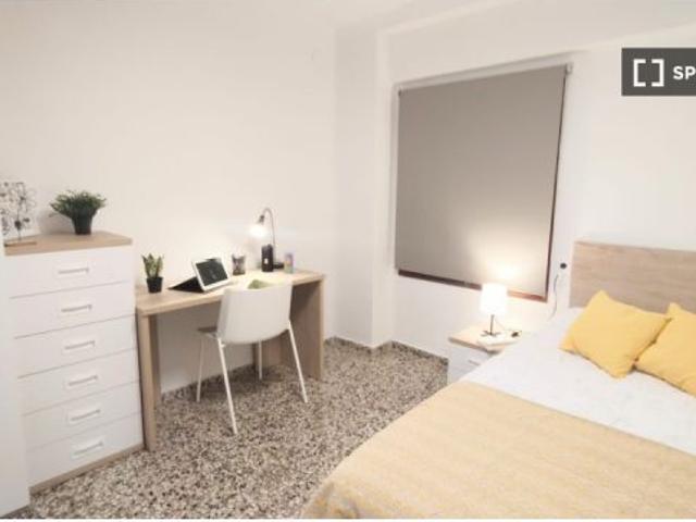 Se alquila habitación en apartamento de 5 dormitorios en Montcada, Valencia