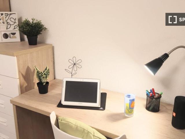 Se alquila habitación en apartamento de 5 dormitorios en Montcada, Valencia