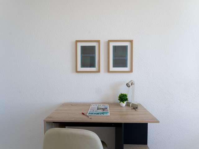 Se alquila habitación en apartamento de 6 dormitorios en Tetuán, Madrid