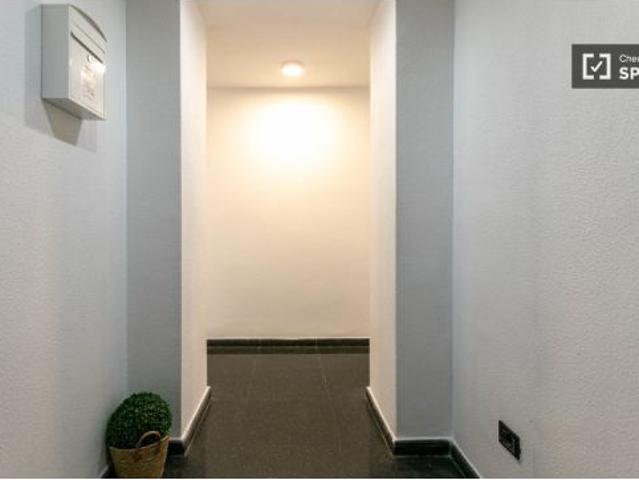 Se alquila habitación en apartamento de 6 dormitorios en Algirós