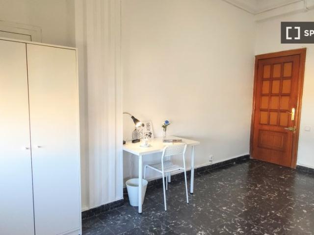 Se alquila habitación en apartamento de 6 dormitorios en Extramurs, Valencia