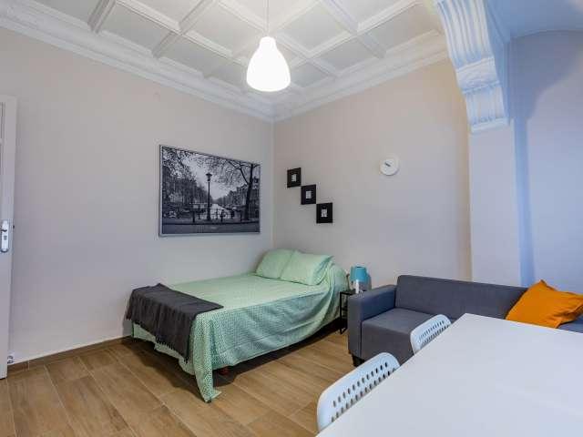 Se alquila habitación en apartamento de 6 dormitorios en Extramurs, Valencia