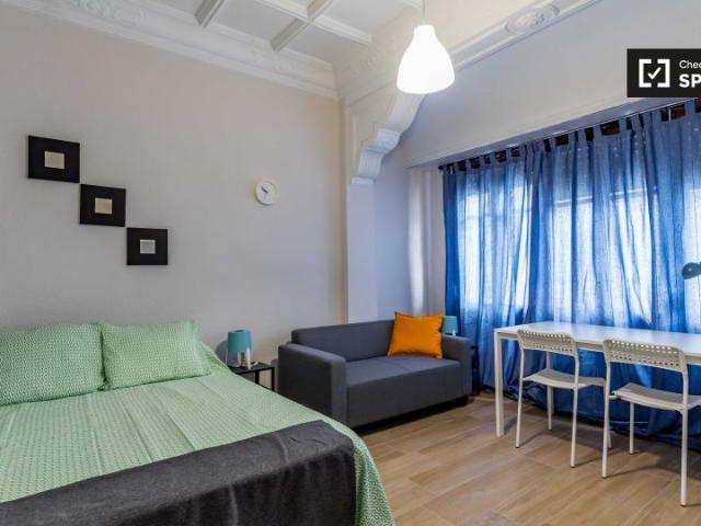 Se alquila habitación en apartamento de 6 dormitorios en Extramurs, Valencia