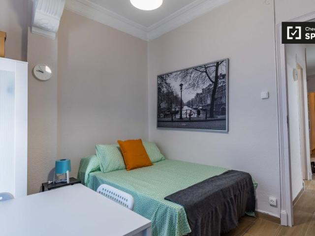 Se alquila habitación en apartamento de 6 dormitorios en Extramurs, Valencia