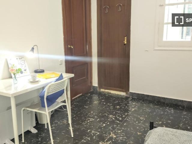 Se alquila habitación en apartamento de 6 dormitorios en Extramurs, Valencia