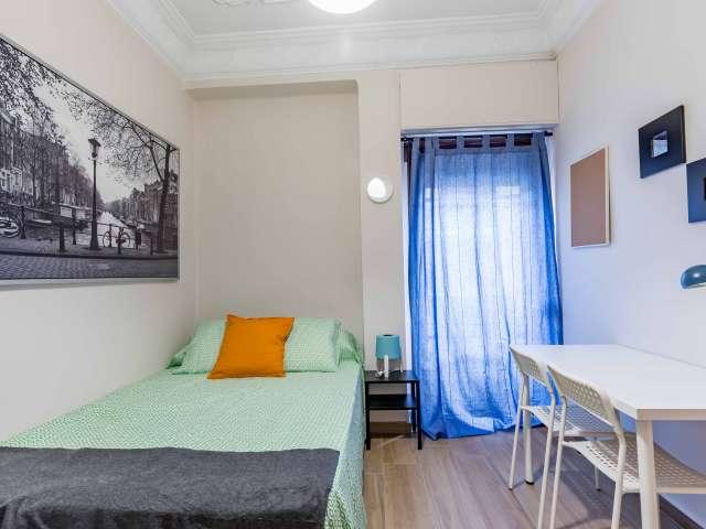 Se alquila habitación en apartamento de 6 dormitorios en Extramurs, Valencia
