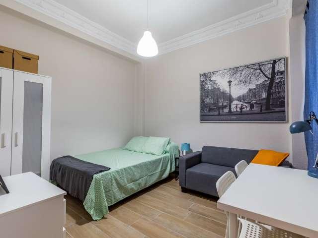 Se alquila habitación en apartamento de 6 dormitorios en Extramurs, Valencia