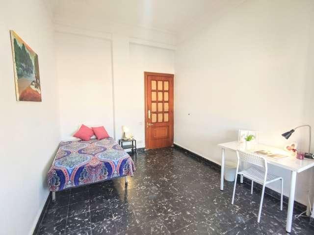 Se alquila habitación en apartamento de 6 dormitorios en Extramurs, Valencia