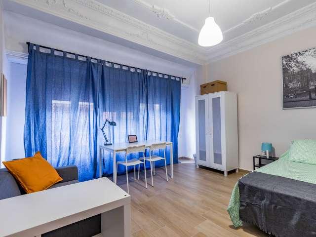 Se alquila habitación en apartamento de 6 dormitorios en Extramurs, Valencia