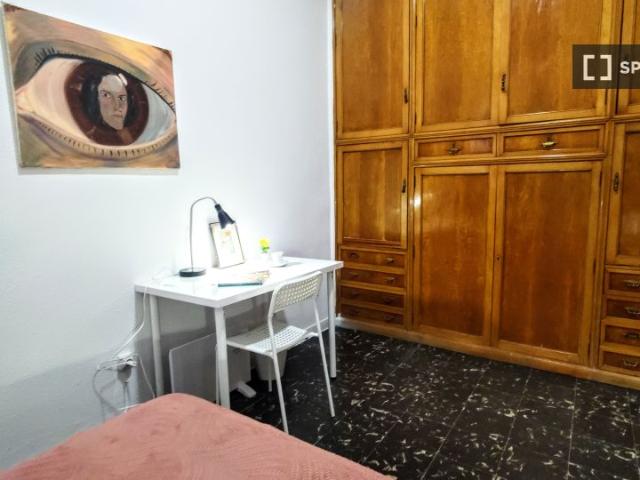 Se alquila habitación en apartamento de 6 dormitorios en Extramurs, Valencia