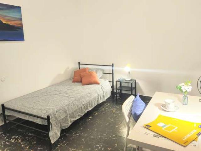 Se alquila habitación en apartamento de 6 dormitorios en Extramurs, Valencia
