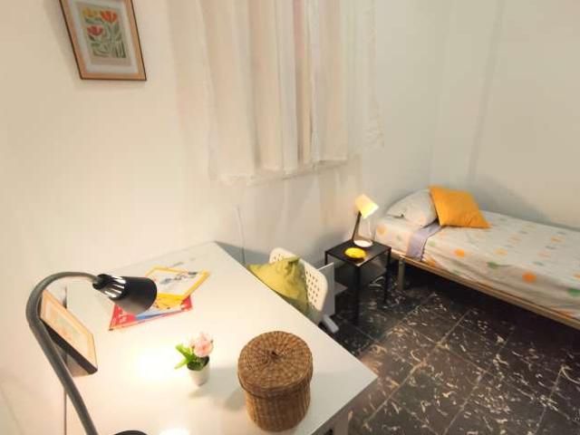 Se alquila habitación en apartamento de 6 dormitorios en Extramurs, Valencia