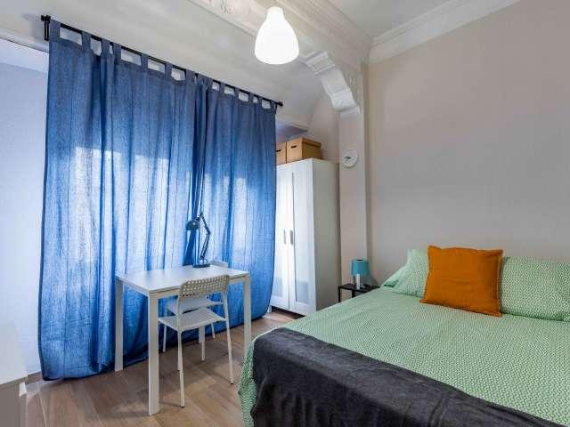 Se alquila habitación en apartamento de 6 dormitorios en Extramurs, Valencia