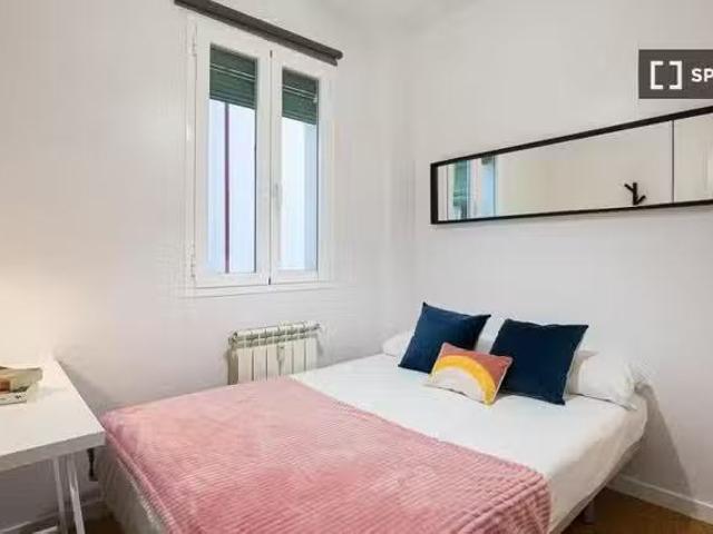 Se alquila habitación en apartamento de 6 dormitorios en Retir.