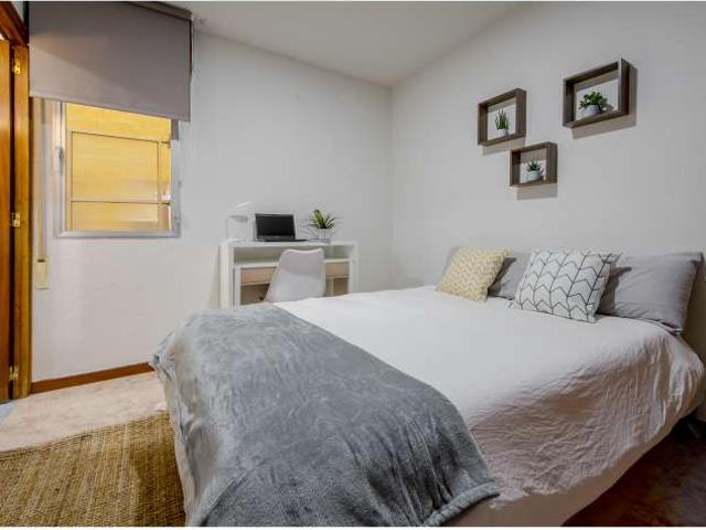 Se alquila habitación en apartamento de 6 dormitorios en Retiro, Madrid