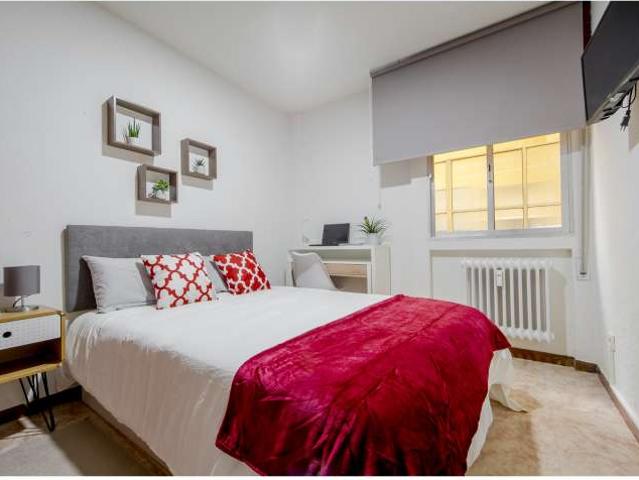 Se alquila habitación en apartamento de 6 dormitorios en Retiro, Madrid