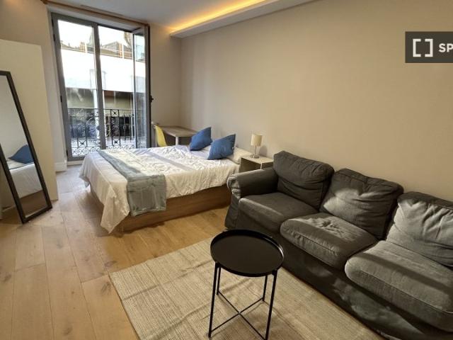 Se alquila habitación en apartamento de 6 habitaciones en Centro, Madrid