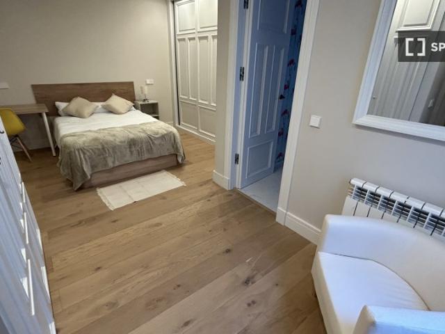 Se alquila habitación en apartamento de 6 habitaciones en Centro, Madrid
