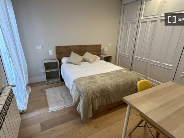 Se alquila habitación en apartamento de 6 habitaciones en Centro, Madrid