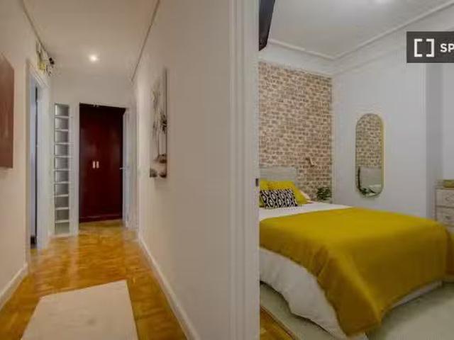 Se alquila habitación en apartamento de 9 dormitorios en Chamb.