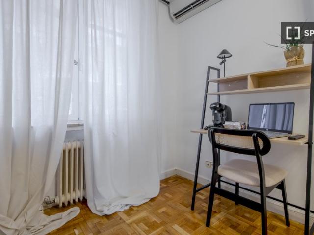 Se alquila habitación en apartamento de 9 dormitorios en Chamberí, Madrid