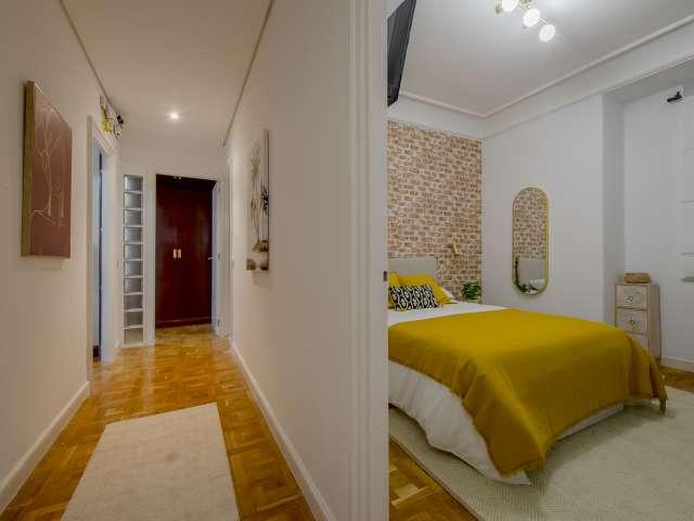 Se alquila habitación en apartamento de 9 dormitorios en Chamberí, Madrid