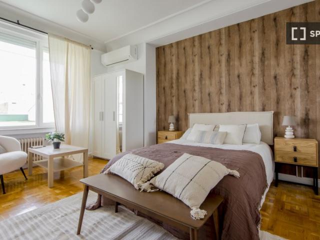 Se alquila habitación en apartamento de 9 dormitorios en Chamberí, Madrid