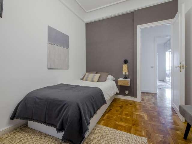 Se alquila habitación en apartamento de 9 dormitorios en Chamberí, Madrid