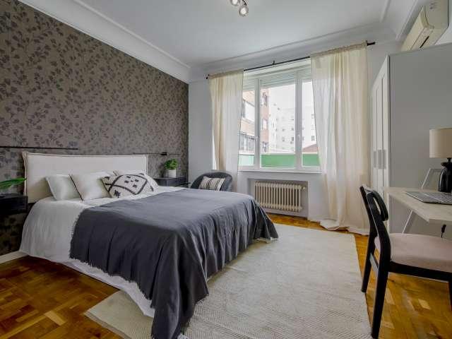 Se alquila habitación en apartamento de 9 dormitorios en Chamberí, Madrid