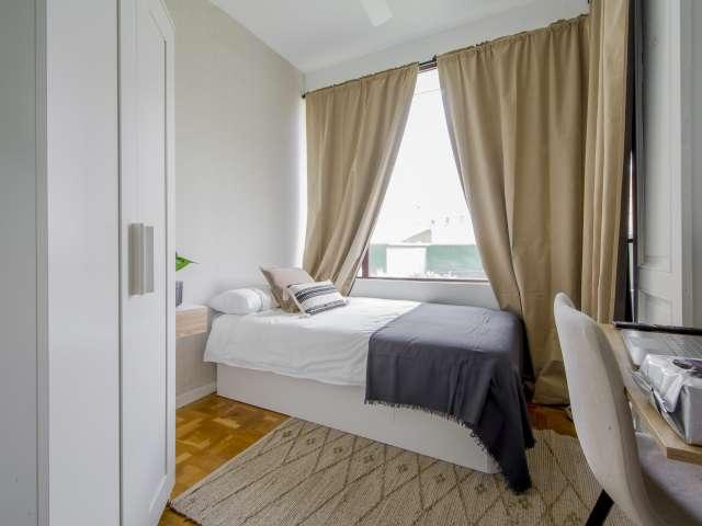 Se alquila habitación en apartamento de 9 dormitorios en Chamberí, Madrid