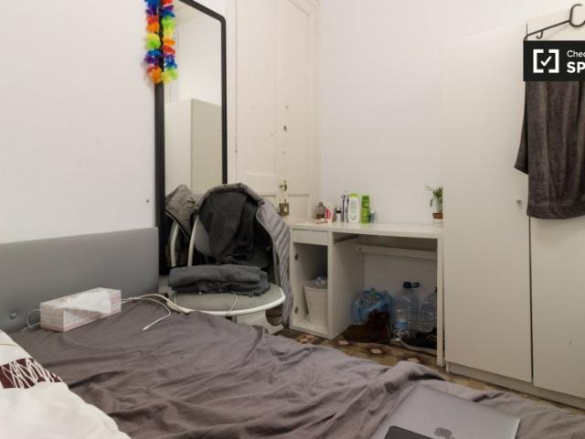 Se alquila habitación en apartamento de 9 dormitorios en el Eixample, Barcelona
