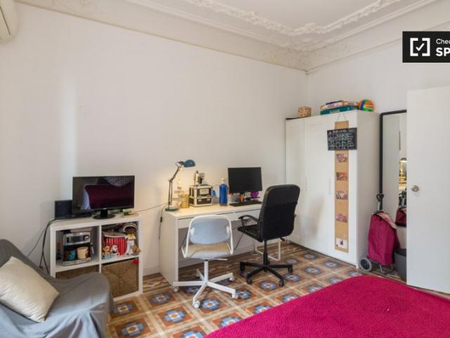 Se alquila habitación en apartamento de 9 dormitorios en el Eixample, Barcelona