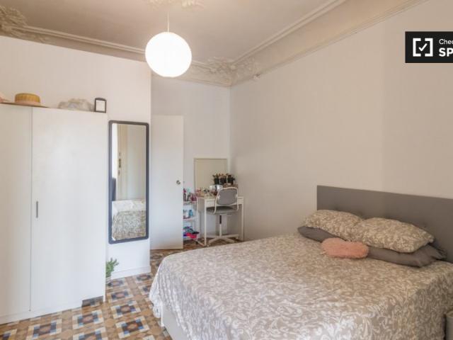 Se alquila habitación en apartamento de 9 dormitorios en el Eixample, Barcelona