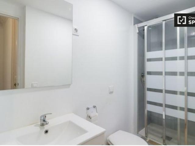 Se alquila habitación en apartamento de 9 dormitorios en el Eixample, Barcelona
