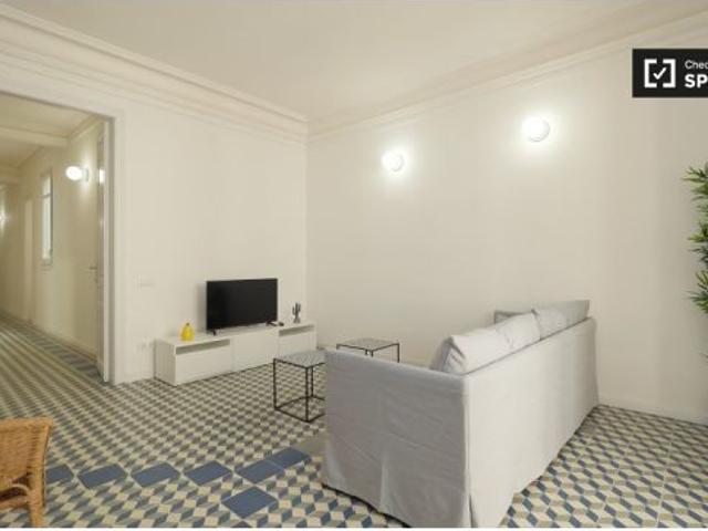 Se alquila habitación en apartamento de 9 dormitorios en l' Eixample