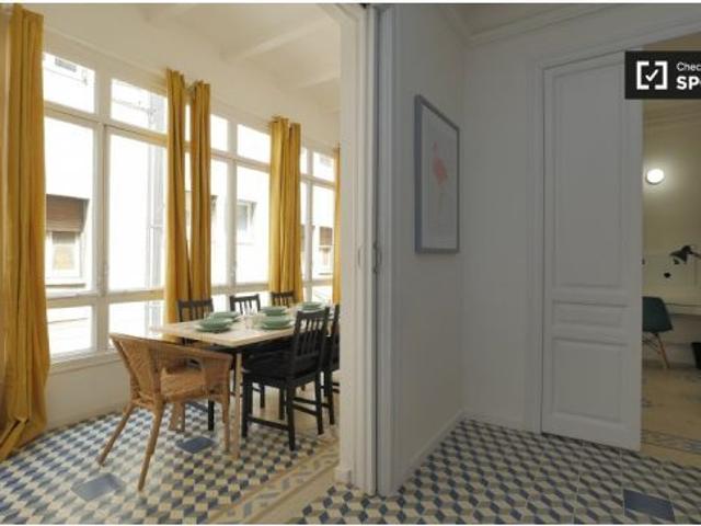Se alquila habitación en apartamento de 9 dormitorios en l' Eixample