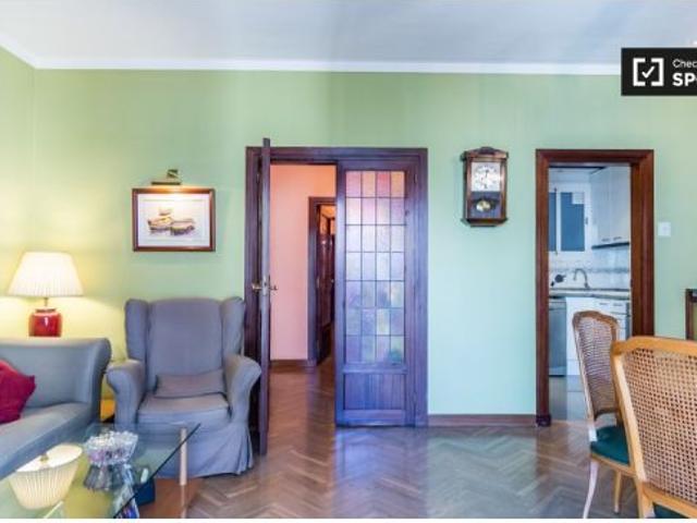Se alquila habitación en el apartamento de 4 dormitorios en La Dreta de l' Eixample