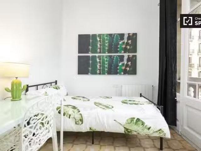 Se alquila habitación en el apartamento de 5 dormitorios en el.