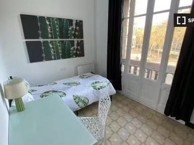 Se alquila habitación en el apartamento de 5 dormitorios en el.