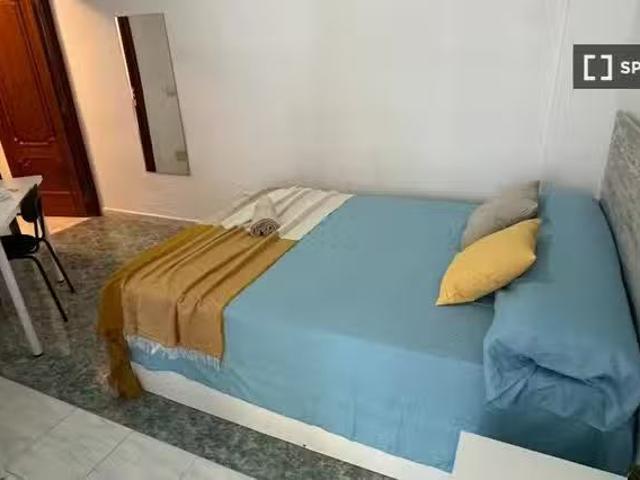 Se alquila habitación en el apartamento de 5 dormitorios en Mó.